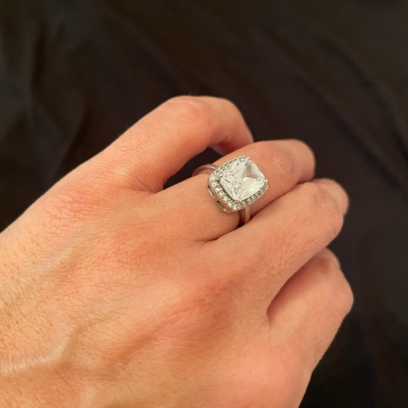 Beautiful large cubic zirconia ring - Picture 4 of 11